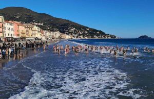 Cimento invernale di Alassio, 195 partecipanti si tuffano in mare a 15 gradi Cimento invernale di Alassio, 195 partecipanti si tuffano in mare a 15 gradi