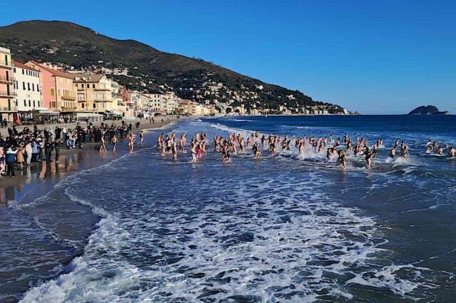 Cimento invernale di Alassio, 195 partecipanti si tuffano in mare a 15 gradi