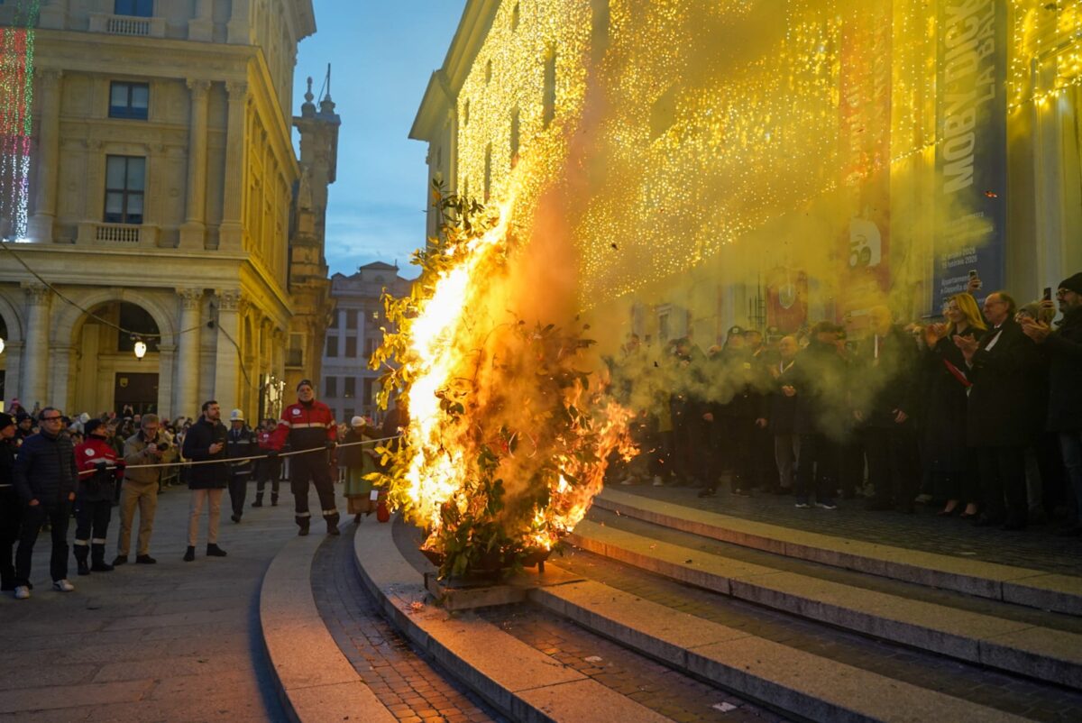 Confeugo a Genova, la fiamma va dritta: buon auspicio per il 2026 in piazza De Ferrari