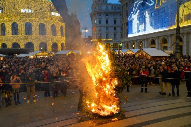 Confeugo a Genova, la fiamma va dritta: buon auspicio per il 2026 in piazza De Ferrari
