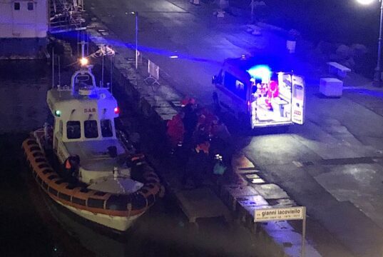 La Spezia, passeggero in crisi respiratoria evacuato dalla Costa Toscana La Spezia, passeggero in crisi respiratoria evacuato dalla Costa Toscana
