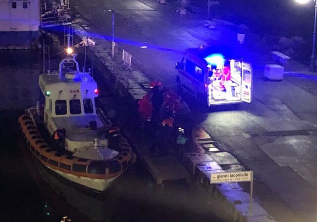 La Spezia, passeggero in crisi respiratoria evacuato dalla Costa Toscana