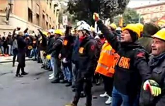 Ex Ilva e corteo. FdI: Urso è stato chiaro, ma sinistra fa sciacallaggio politico Ex Ilva | Dopo tafferugli Prefettura, lavoratori bloccano Brignole
