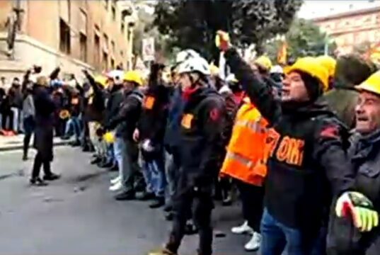 Ex Ilva | Dopo tafferugli Prefettura, lavoratori bloccano Brignole Ex Ilva | Dopo tafferugli Prefettura, lavoratori bloccano Brignole