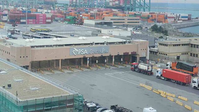 Vento forte a Genova, chiuso il Terminal PSA: traffico in tilt al casello di Pra’ Vento forte a Genova, chiuso il Terminal PSA: traffico in tilt al casello di Pra’