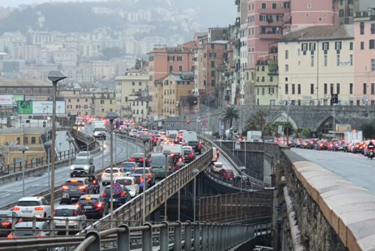 Incidente sulla Sopraelevata Aldo Moro: traffico bloccato verso Ponente