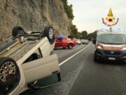 Incidente a Bergeggi: auto si ribalta sulla via Aurelia, conducente soccorso dai Vigili del Fuoco Incidente a Bergeggi: auto si ribalta sulla via Aurelia, conducente soccorso dai Vigili del Fuoco