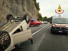 Incidente a Bergeggi: auto si ribalta sulla via Aurelia, conducente soccorso dai Vigili del Fuoco Incidente a Bergeggi: auto si ribalta sulla via Aurelia, conducente soccorso dai Vigili del Fuoco