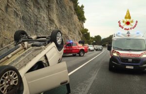 Incidente a Bergeggi: auto si ribalta sulla via Aurelia, conducente soccorso dai Vigili del Fuoco Incidente a Bergeggi: auto si ribalta sulla via Aurelia, conducente soccorso dai Vigili del Fuoco