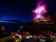 Acceso il Presepe di Manarola: oltre 250 figure illuminano il borgo fino al 18 gennaio