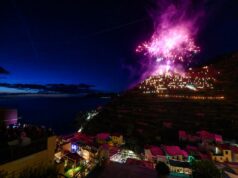 Acceso il Presepe di Manarola: oltre 250 figure illuminano il borgo fino al 18 gennaio