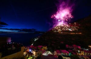 Acceso il Presepe di Manarola: oltre 250 figure illuminano il borgo fino al 18 gennaio