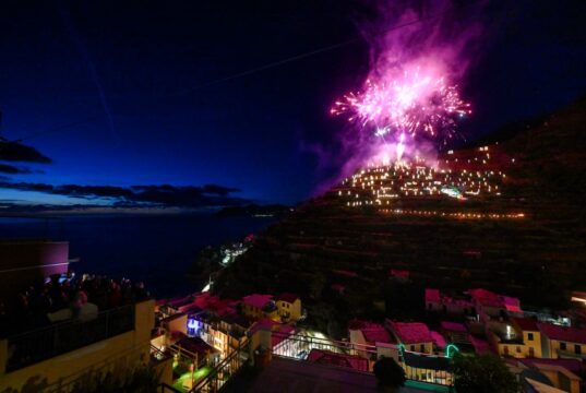 Acceso il Presepe di Manarola: oltre 250 figure illuminano il borgo fino al 18 gennaio
