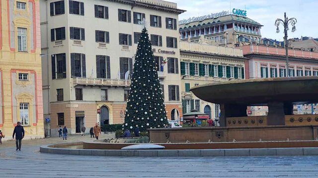 Genova accende oggi il Natale 2025: a De Ferrari l’albero di luci e spettacolo per le feste