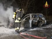 Auto in fiamme nella notte ad Altare, intervento dei vigili del fuoco vicino al casello A6 Auto in fiamme nella notte ad Altare, intervento dei vigili del fuoco vicino al casello A6