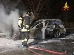 Auto in fiamme nella notte ad Altare, intervento dei vigili del fuoco vicino al casello A6 Auto in fiamme nella notte ad Altare, intervento dei vigili del fuoco vicino al casello A6