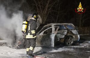 Auto in fiamme nella notte ad Altare, intervento dei vigili del fuoco vicino al casello A6 Auto in fiamme nella notte ad Altare, intervento dei vigili del fuoco vicino al casello A6