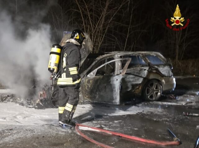 Auto in fiamme nella notte ad Altare, intervento dei vigili del fuoco vicino al casello A6