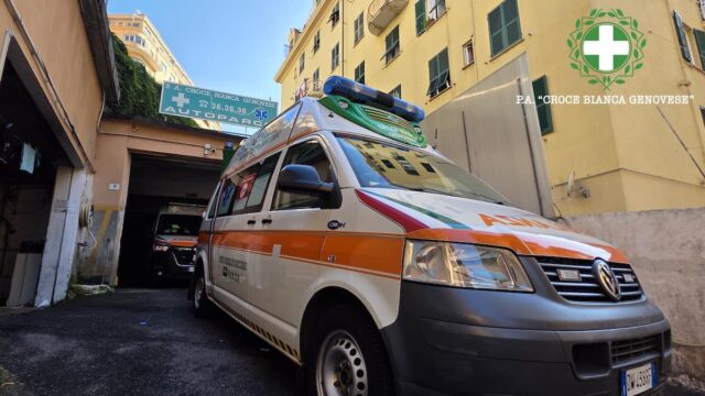 Via Assarotti, arresto cardiaco in strada: 65enne rianimato dopo quasi un’ora di manovre