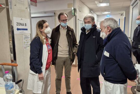 Natale negli ospedali di Genova: Bucci e Nicolò al San Martino e al Galliera per gli auguri al personale sanitario Natale negli ospedali di Genova: Bucci e Nicolò al San Martino e al Galliera per gli auguri al personale sanitario