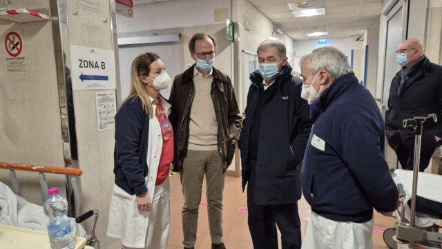Natale negli ospedali di Genova: Bucci e Nicolò al San Martino e al Galliera per gli auguri al personale sanitario