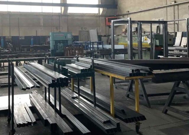 Come si ripara il metallo: lo insegna il fabbro della carpenteria metallica Come si ripara il metallo: lo insegna il fabbro della carpenteria metallica