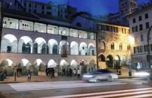 Vento forte a Genova, cadono calcinacci a Prè: chiusa piazza della Commenda Vento forte a Genova, cadono calcinacci a Prè: chiusa piazza della Commenda