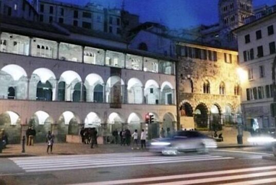 Vento forte a Genova, cadono calcinacci a Prè: chiusa piazza della Commenda Vento forte a Genova, cadono calcinacci a Prè: chiusa piazza della Commenda