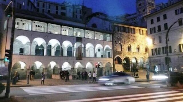 commenda di pre Vento forte a Genova, cadono calcinacci a Prè: chiusa piazza della Commenda