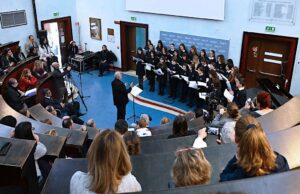 Il Coro di Voci Bianche del Teatro Carlo Felice porta il Natale all’Istituto Gaslini di Genova Il Coro di Voci Bianche del Teatro Carlo Felice porta il Natale all’Istituto Gaslini di Genova