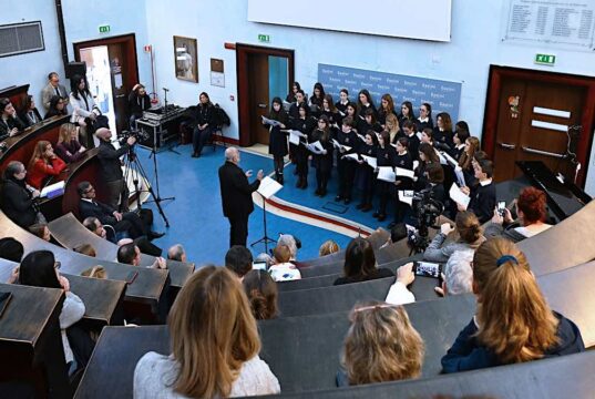 Il Coro di Voci Bianche del Teatro Carlo Felice porta il Natale all’Istituto Gaslini di Genova Il Coro di Voci Bianche del Teatro Carlo Felice porta il Natale all’Istituto Gaslini di Genova