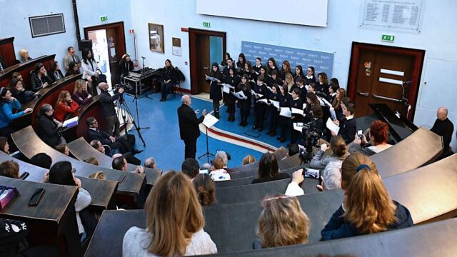 Il Coro di Voci Bianche del Teatro Carlo Felice porta il Natale all’Istituto Gaslini di Genova