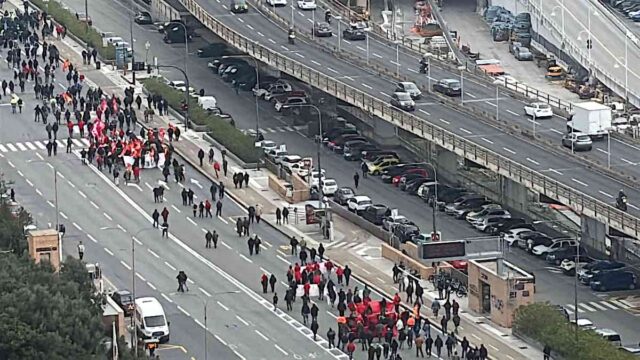 corteo a dinegro Ex Ilva Genova, nuovo sciopero dei metalmeccanici: corteo in città e pesanti disagi alla viabilità