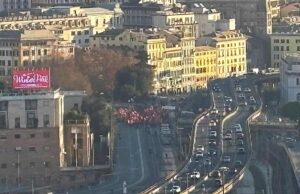 Anche a Genova oggi si svolge lo sciopero generale: corteo in città Genova oggi si svolge lo sciopero generale