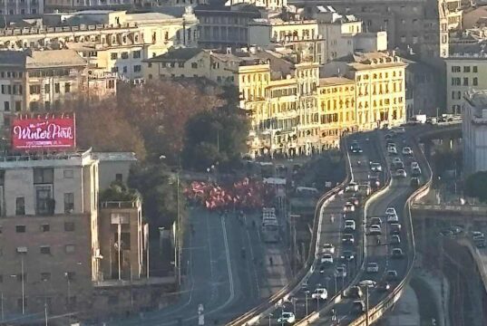 Anche a Genova oggi si svolge lo sciopero generale: corteo in città Genova oggi si svolge lo sciopero generale