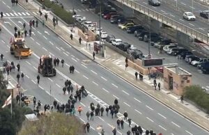 Ex Ilva Genova, i lavoratori lasciano Brignole e marciano verso Cornigliano Ex Ilva Genova, i lavoratori lasciano Brignole e marciano verso Cornigliano