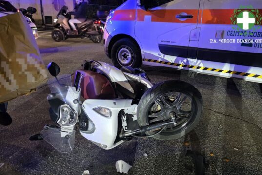Incidente in via Rosselli a Genova: scooter contro auto, due ragazze ferite Incidente in via Rosselli a Genova: scooter contro auto, due ragazze ferite