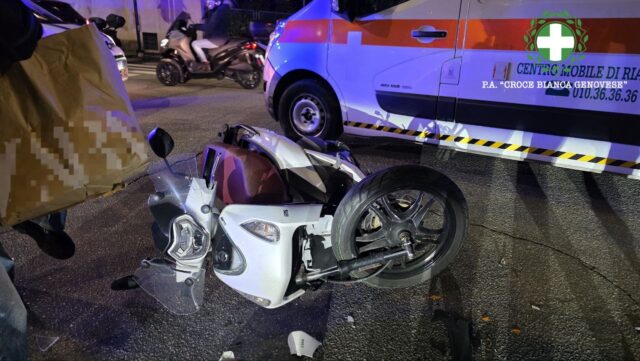 Incidente in via Rosselli a Genova: scooter contro auto, due ragazze ferite Incidente in via Rosselli a Genova: scooter contro auto, due ragazze ferite