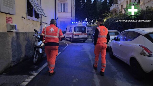 Granata bellica nel sottotetto di un condominio in via Albaro: intervento degli artificieri a Genova