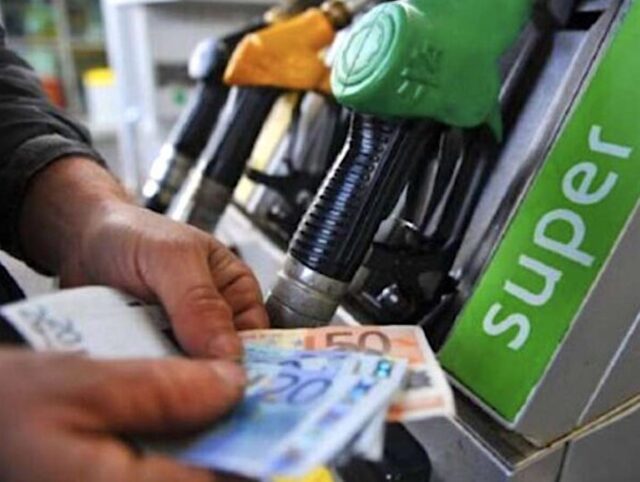 Carburanti, aumenti in arrivo: gasolio più caro dal 2026, effetti su prezzi e pedaggi autostradali