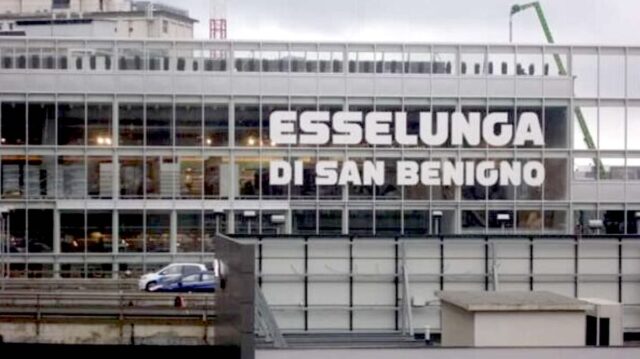 Tenta di rubare due smartwatch all’Esselunga di San Benigno: arrestato un 39enne