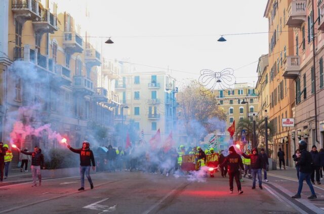 ex ilva corteo cornigliano Ex Ilva Genova, nuovo sciopero dei metalmeccanici: corteo in città e pesanti disagi alla viabilità