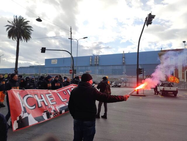 Ex Ilva, corteo dei lavoratori a Cornigliano: presidio alla stazione e ponente bloccato