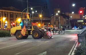 Continua il presidio dei lavoratori ex Ilva, oggi l’incontro a Roma col ministro Continua il presidio dei lavoratori ex Ilva, oggi l'incontro a Roma col ministro