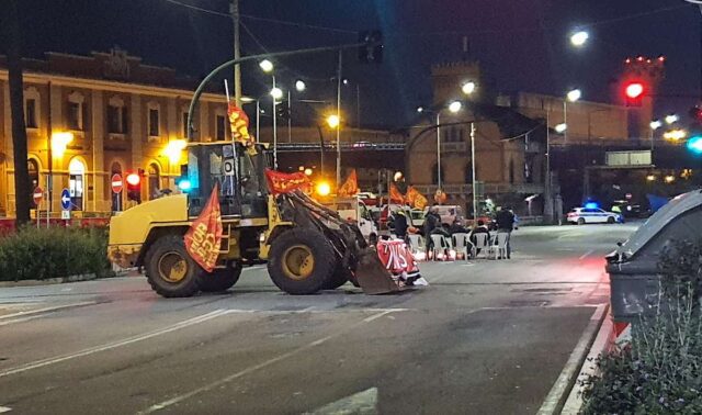 Continua il presidio dei lavoratori ex Ilva, oggi l'incontro a Roma col ministro