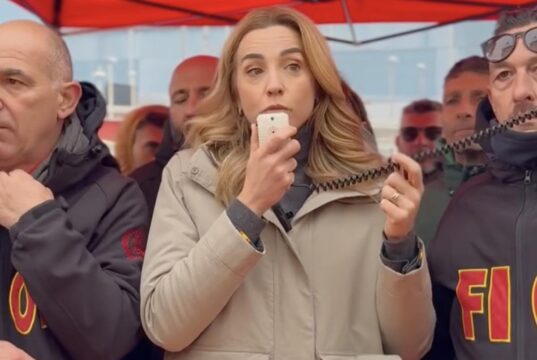 Ex Ilva, Salis al presidio: tornerò da Urso, lo Stato dica cosa farà senza investitori privati Ex Ilva, Salis al presidio: Tornerò da Urso, lo Stato dica cosa farà senza investitori privati