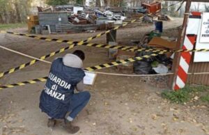 Capannone abusivo trasformato in discarica di rifiuti pericolosi: scatta il sequestro a Borzoli Capannone abusivo trasformato in discarica di rifiuti pericolosi: scatta il sequestro a Borzoli