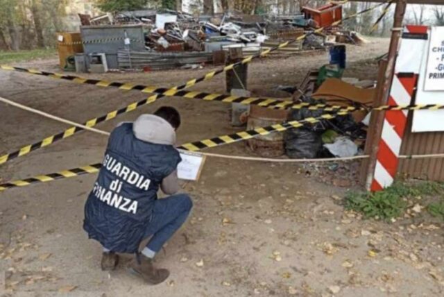 Capannone abusivo trasformato in discarica di rifiuti pericolosi: scatta il sequestro a Borzoli