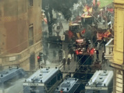 Ex Ilva, in via Roma alari sfondati e operaio ferito. Corteo a Brignole per blocco binari