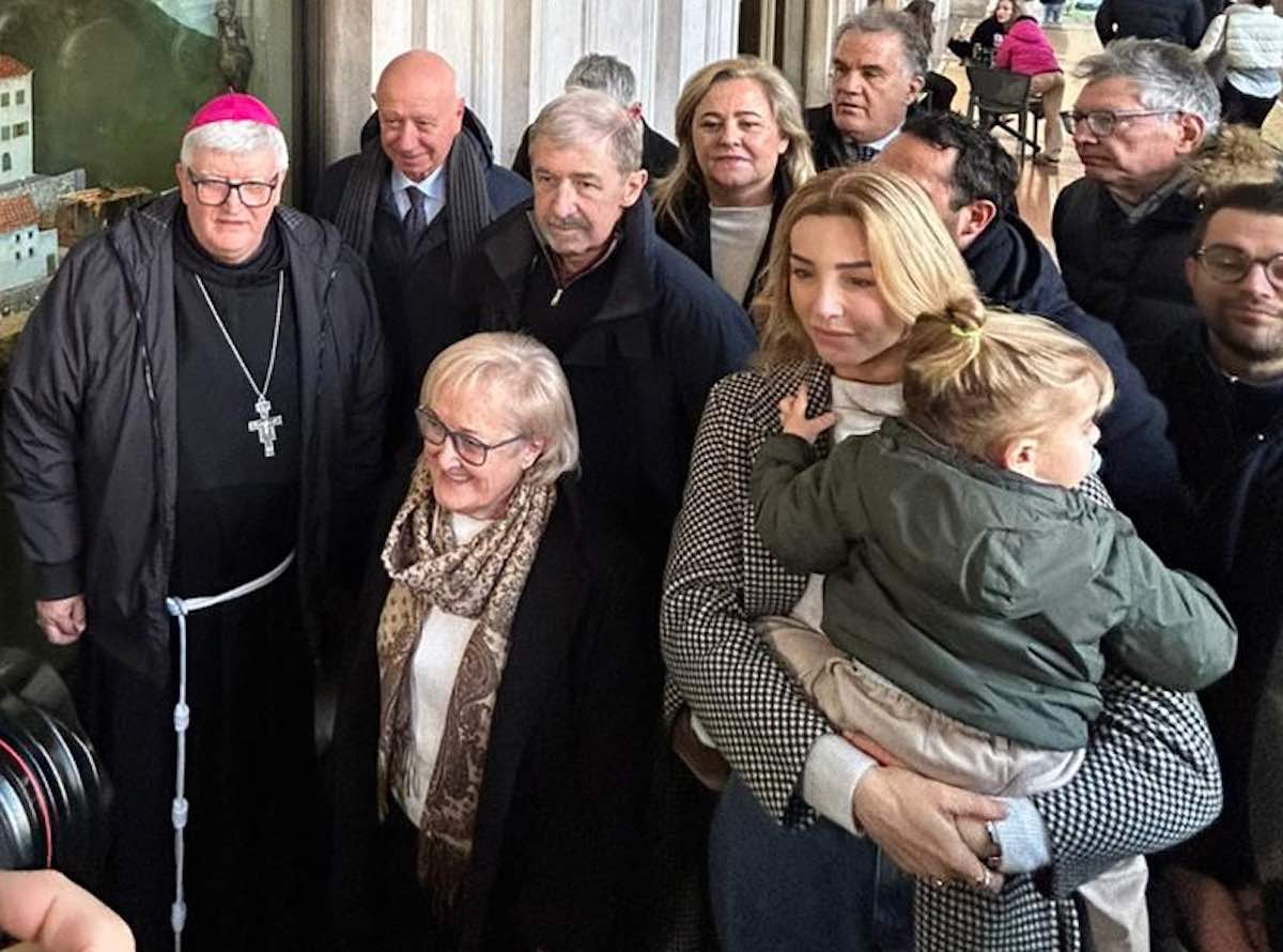Presepe della Regione Liguria 2025: inaugurata la Natività con Monsignor Tasca a De Ferrari